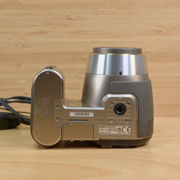 Konica Minolta DiMAGE Z6 Digital Camera / 6 MP / 12X Optical Zoom / Silver - Picture 7 of 8